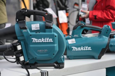 Kaunas, Litvanya - 27 Mart 2025: Kaunas, Litvanya 'da satılık profesyonel elektrikli Makita marka kompresörü.