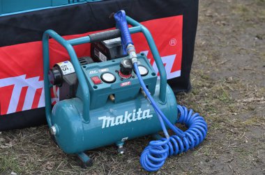 Kaunas, Litvanya - 27 Mart 2025: Kaunas, Litvanya 'da satılık profesyonel elektrikli Makita marka kompresörü.