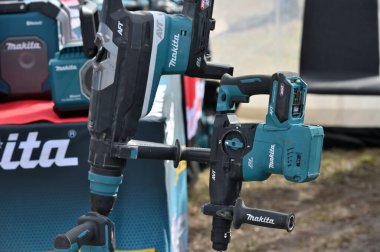 Kaunas, Litvanya - 27 Mart 2025: Kaunas, Litvanya 'da satılık profesyonel elektrikli Makita marka araçlar.