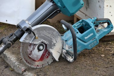 Kaunas, Litvanya - 27 Mart 2025: Kaunas, Litvanya 'da satılık profesyonel elektrikli Makita marka araçlar.