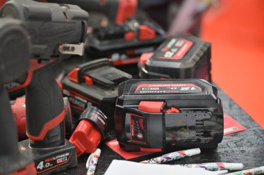 Kaunas, Litvanya - 27 Mart 2025: Kaunas, Litvanya 'da satılık profesyonel elektrikli Milwaukee marka araçlar