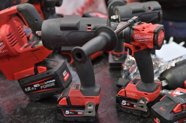 Kaunas, Litvanya - 27 Mart 2025: Kaunas, Litvanya 'da satılık profesyonel elektrikli Milwaukee marka araçlar