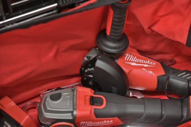 Kaunas, Litvanya - 27 Mart 2025: Kaunas, Litvanya 'da satılık profesyonel elektrikli Milwaukee marka araçlar