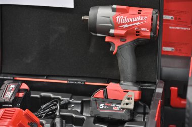 Kaunas, Litvanya - 27 Mart 2025: Kaunas, Litvanya 'da satılık profesyonel elektrikli Milwaukee marka araçlar