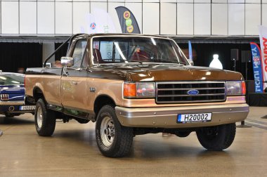 Vilnius, Litvanya - Nisan 04, 2025: Vilnius, Litvanya 'da klasik Amerikan arabası Ford. Litvanya 'nın başkenti Vilnius' ta araba sergisi Klasik Otomobil