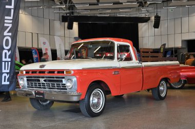 Vilnius, Litvanya - Nisan 04, 2025: Vilnius, Litvanya 'da klasik Amerikan arabası Ford. Litvanya 'nın başkenti Vilnius' ta araba sergisi Klasik Otomobil