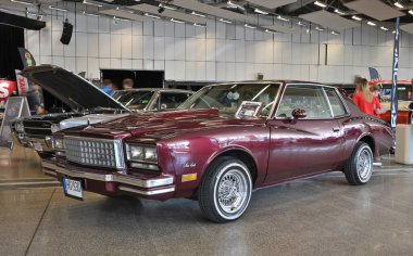 Vilnius, Litvanya - Nisan 04, 2025: Vilnius, Litvanya 'da klasik Amerikan arabası. Litvanya 'nın başkenti Vilnius' ta araba sergisi Klasik Otomobil