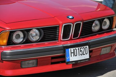 Vilnius, Litvanya - Nisan 04, 2025: Vilnius Litvanya 'da klasik BMW arabası. Litvanya 'nın başkenti Vilnius' ta araba sergisi Klasik Otomobil