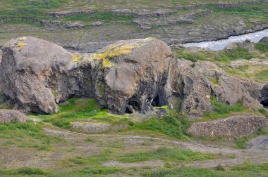 İzlanda manzarası, volkan, dağlar ve sakin nehir, Kuzey İzlanda