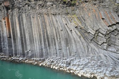 Doğu İzlanda 'daki Studlagil bazalt kanyonu. Kanyon, Doğu İzlanda 'daki Jokuldalur Vadisi' nin üst kesiminde yer almaktadır.