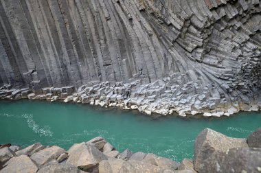 Doğu İzlanda 'daki Studlagil bazalt kanyonu. Kanyon, Doğu İzlanda 'daki Jokuldalur Vadisi' nin üst kesiminde yer almaktadır.