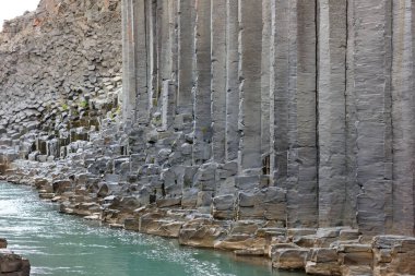 Doğu İzlanda 'daki Studlagil bazalt kanyonu. Kanyon, Doğu İzlanda 'daki Jokuldalur Vadisi' nin üst kesiminde yer almaktadır.