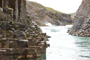 Doğu İzlanda 'daki Studlagil bazalt kanyonu. Kanyon, Doğu İzlanda 'daki Jokuldalur Vadisi' nin üst kesiminde yer almaktadır.