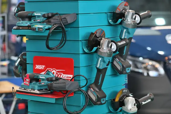 Kaunas, Litvanya - 27 Mart 2025: Kaunas, Litvanya 'da satılık profesyonel elektrikli Makita marka kompresörü.