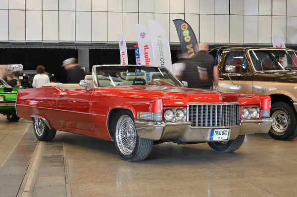 Vilnius, Litvanya - Nisan 04, 2025: Vilnius, Litvanya 'da klasik Amerikan arabası Cadillac. Litvanya 'nın başkenti Vilnius' ta araba sergisi Klasik Otomobil