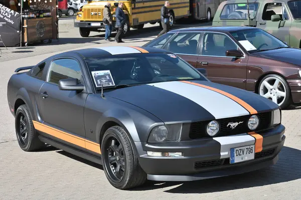 Vilnius, Litvanya - Nisan 04, 2025: Vilnius Litvanya 'da klasik Amerikan kaslı arabası Ford Mustang. Litvanya 'nın başkenti Vilnius' ta araba sergisi Klasik Otomobil