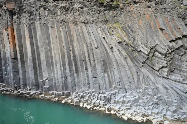 Doğu İzlanda 'daki Studlagil bazalt kanyonu. Kanyon, Doğu İzlanda 'daki Jokuldalur Vadisi' nin üst kesiminde yer almaktadır.