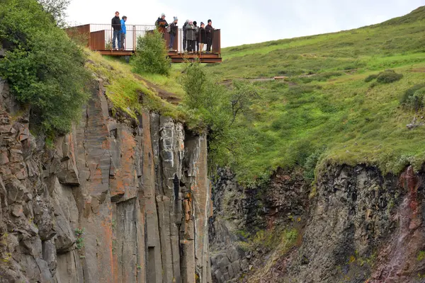 İzlanda - 25 Temmuz 2024: Doğu İzlanda 'daki Studlagil bazalt kanyonunu ziyaret eden bilinmeyen kişiler. Kanyon, Doğu İzlanda 'daki Jokuldalur Vadisi' nin üst kesiminde yer almaktadır.
