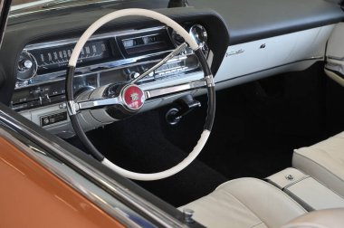 Vilnius, Litvanya - Nisan 04, 2025: Vilnius, Litvanya 'da klasik Amerikan arabası Cadillac' ın içi. Litvanya 'nın başkenti Vilnius' ta araba sergisi Klasik Otomobil