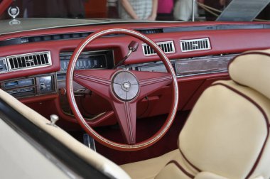 Vilnius, Litvanya - Nisan 04, 2025: Vilnius, Litvanya 'da klasik Amerikan arabası Cadillac' ın içi. Litvanya 'nın başkenti Vilnius' ta araba sergisi Klasik Otomobil