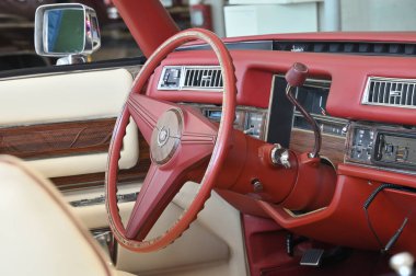 Vilnius, Litvanya - Nisan 04, 2025: Vilnius, Litvanya 'da klasik Amerikan arabası Cadillac' ın içi. Litvanya 'nın başkenti Vilnius' ta araba sergisi Klasik Otomobil