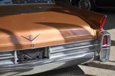Vilnius, Litvanya - 4 Nisan 2025: Vilnius, Litvanya 'daki klasik Amerikan arabası Cadillac' ın detayları. Litvanya 'nın başkenti Vilnius' ta araba sergisi Klasik Otomobil