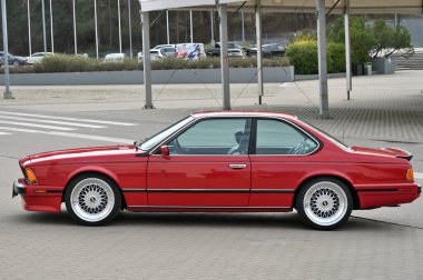 Vilnius, Litvanya - Nisan 04, 2025: Vilnius Litvanya 'da klasik BMW arabası. Litvanya 'nın başkenti Vilnius' ta araba sergisi Klasik Otomobil