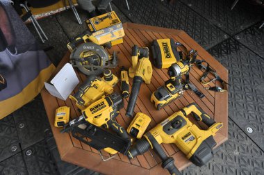 Vilnius, Litvanya - 27 Mart 2025: Vilnius 'ta satılık DeWalt elektrikli aletleri. DeWalt, Amerika Birleşik Devletleri 'nde üretilen elektrikli aletler ve el aletleri markası.