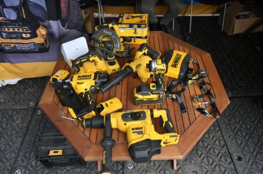 Vilnius, Litvanya - 27 Mart 2025: Vilnius 'ta satılık DeWalt elektrikli aletleri. DeWalt, Amerika Birleşik Devletleri 'nde üretilen elektrikli aletler ve el aletleri markası.