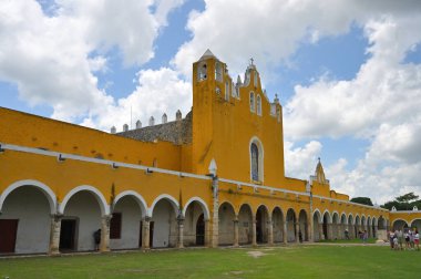 Izamal, Meksika - 19 Temmuz 2023: Izmal şehrinin eski Meksika caddesindeki renkli koloni tarzı binalar