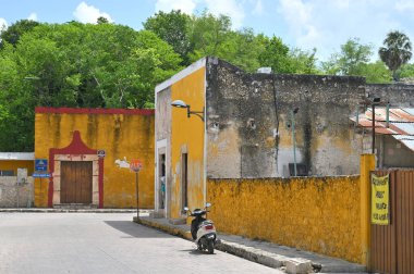 Izamal, Meksika - 19 Temmuz 2023: Izmal şehrinin eski Meksika caddesindeki renkli koloni tarzı binalar