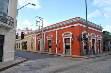 Merida, Meksika - 19 Temmuz 2023: Merida şehrinin eski şehri Yucatan 'ın caddesinde renkli koloni tarzı binalar