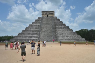 Chichen Itza, Meksika - 17 Temmuz 2023: Meksika 'nın Yucatan Yarımadası' ndaki Chichen Itza arkeolojik alanındaki Antik kalıntılarda tanımlanamayan insanlar,