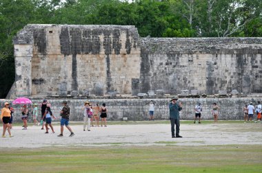 Chichen Itza, Meksika - 17 Temmuz 2023: Yucatan Yarımadası, Meksika 'daki Chichen Itza arkeoloji sahasında antik kalıntılar,