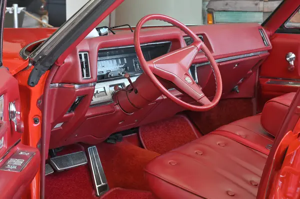 Vilnius, Litvanya - Nisan 04, 2025: Vilnius, Litvanya 'da klasik Amerikan arabası Cadillac' ın içi. Litvanya 'nın başkenti Vilnius' ta araba sergisi Klasik Otomobil