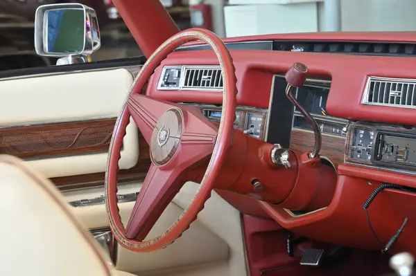 Vilnius, Litvanya - Nisan 04, 2025: Vilnius, Litvanya 'da klasik Amerikan arabası Cadillac' ın içi. Litvanya 'nın başkenti Vilnius' ta araba sergisi Klasik Otomobil