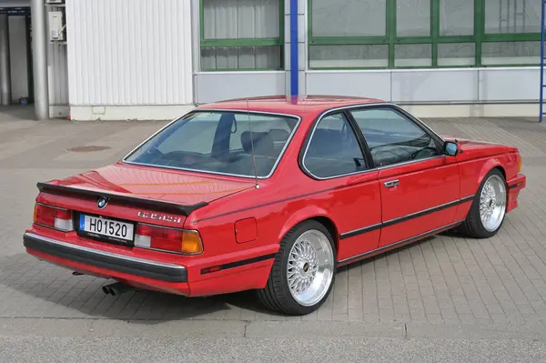 Vilnius, Litvanya - Nisan 04, 2025: Vilnius Litvanya 'da klasik BMW arabası. Litvanya 'nın başkenti Vilnius' ta araba sergisi Klasik Otomobil