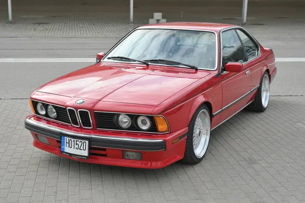 Vilnius, Litvanya - Nisan 04, 2025: Vilnius Litvanya 'da klasik BMW arabası. Litvanya 'nın başkenti Vilnius' ta araba sergisi Klasik Otomobil