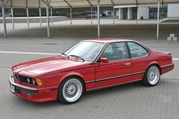 Vilnius, Litvanya - Nisan 04, 2025: Vilnius Litvanya 'da klasik BMW arabası. Litvanya 'nın başkenti Vilnius' ta araba sergisi Klasik Otomobil