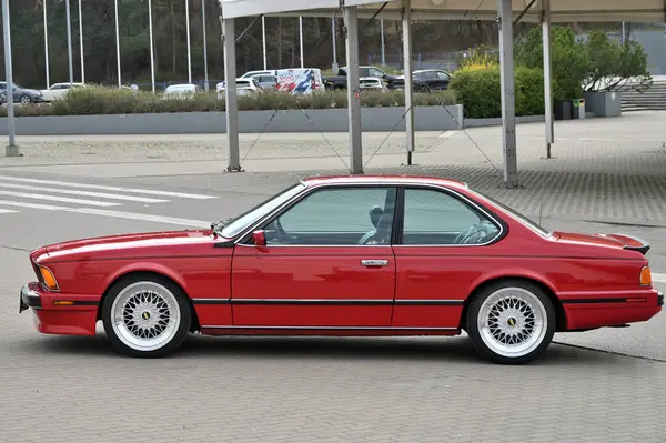 Vilnius, Litvanya - Nisan 04, 2025: Vilnius Litvanya 'da klasik BMW arabası. Litvanya 'nın başkenti Vilnius' ta araba sergisi Klasik Otomobil