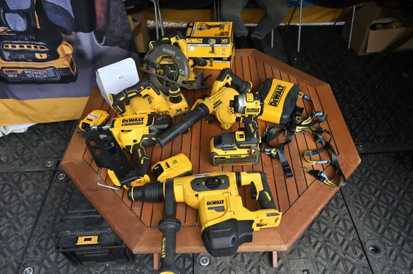 Vilnius, Litvanya - 27 Mart 2025: Vilnius 'ta satılık DeWalt elektrikli aletleri. DeWalt, Amerika Birleşik Devletleri 'nde üretilen elektrikli aletler ve el aletleri markası.