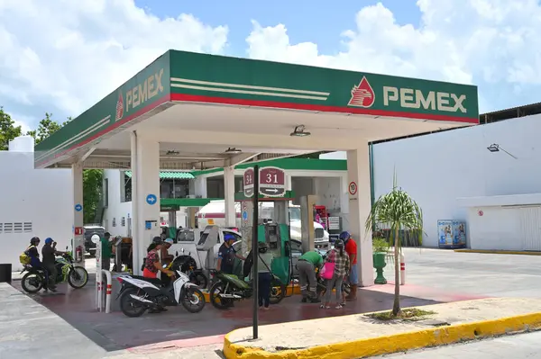 Izamal, Meksika - 19 Temmuz 2023: Izmal şehrindeki Pemex benzin istasyonu, Meksika