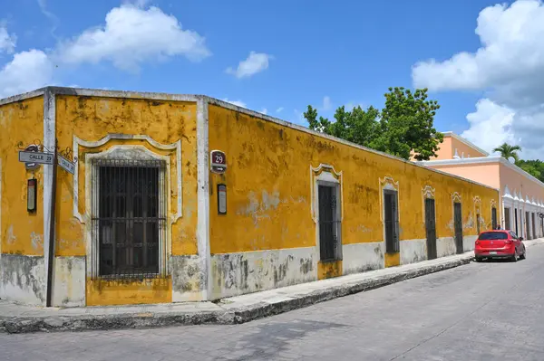 Izamal, Meksika - 19 Temmuz 2023: Izmal şehrinin eski Meksika caddesindeki renkli koloni tarzı binalar