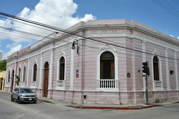 Merida, Meksika - 20 Temmuz 2023: Merida şehrinin eski kenti Yucatan 'ın caddesinde renkli koloni tarzı binalar ve belediye otobüsü