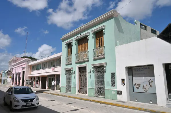 Merida, Meksika - 20 Temmuz 2023: Merida şehrinin eski kenti Yucatan 'ın caddesinde renkli koloni tarzı binalar ve belediye otobüsü