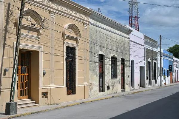 Merida, Meksika - 20 Temmuz 2023: Merida şehrinin eski kenti Yucatan 'ın caddesinde renkli koloni tarzı binalar ve belediye otobüsü