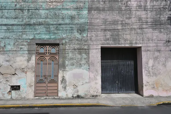 Merida, Meksika - 19 Temmuz 2023: Merida şehrinin eski kenti Yucatan 'ın caddesinde renkli koloni tarzı binalar ve belediye otobüsü