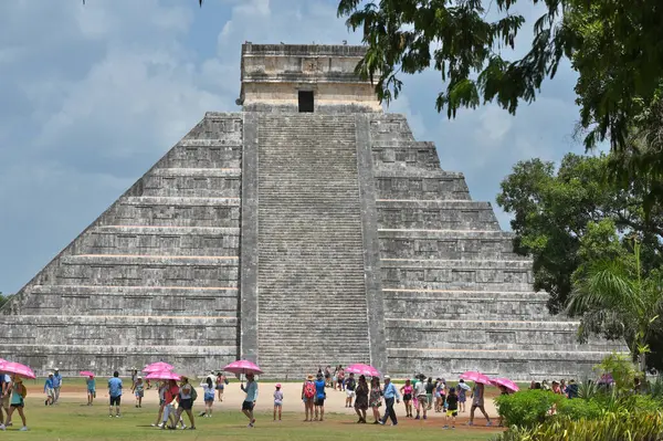Chichen Itza, Meksika - 17 Temmuz 2023: Meksika 'nın Yucatan Yarımadası' ndaki Chichen Itza arkeolojik alanındaki Antik kalıntılarda tanımlanamayan insanlar,