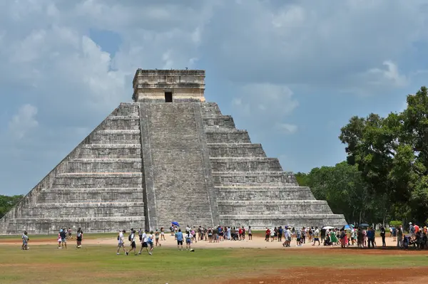 Chichen Itza, Meksika - 17 Temmuz 2023: Meksika 'nın Yucatan Yarımadası' ndaki Chichen Itza arkeolojik alanındaki Antik kalıntılarda tanımlanamayan insanlar,
