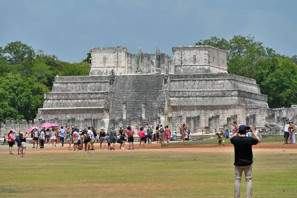 Chichen Itza, Meksika - 17 Temmuz 2023: Meksika 'nın Yucatan Yarımadası' ndaki Chichen Itza arkeolojik alanındaki Antik kalıntılarda tanımlanamayan insanlar,